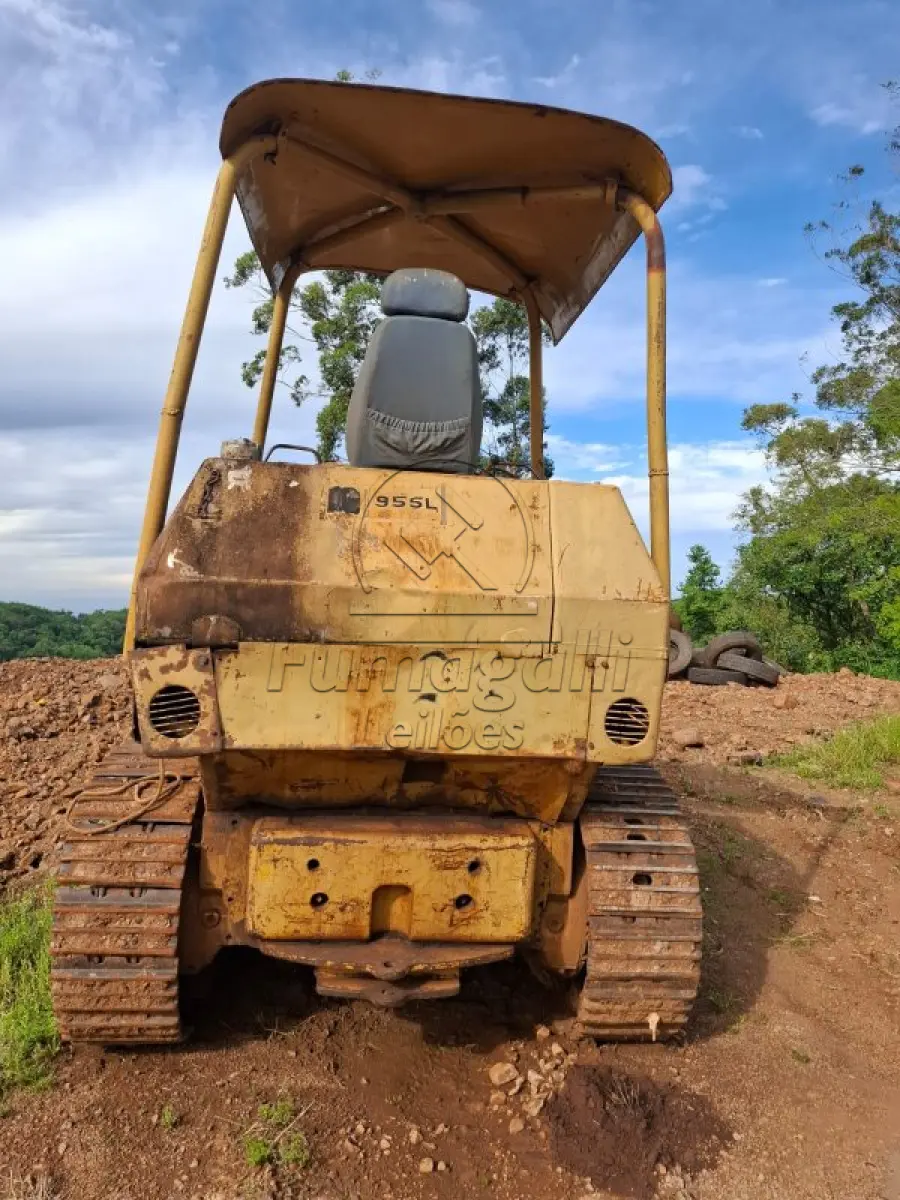 LOTE 001 - Carregador caterpilar sob esteiras . Ano aproximado 1980, Equipado com motor MB 366.