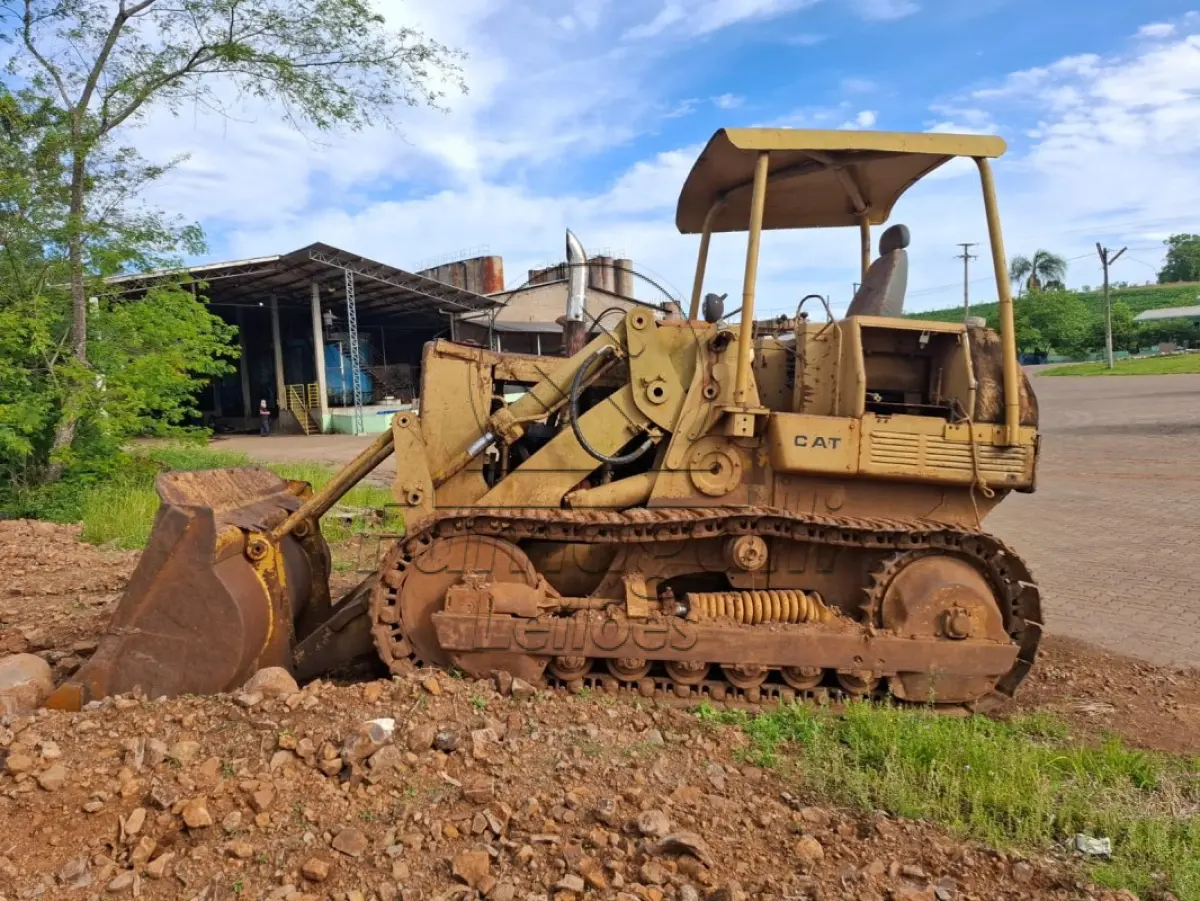 LOTE 001 - Carregador caterpilar sob esteiras . Ano aproximado 1980, Equipado com motor MB 366.