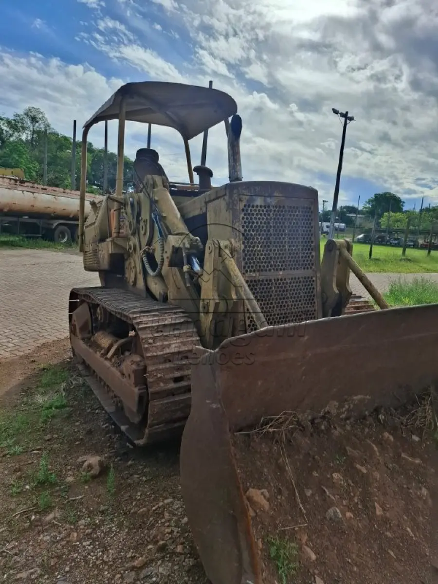 LOTE 001 - Carregador caterpilar sob esteiras . Ano aproximado 1980, Equipado com motor MB 366.