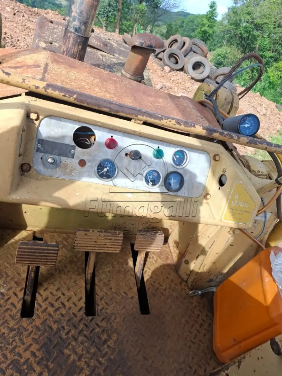 LOTE 001 - Carregador caterpilar sob esteiras . Ano aproximado 1980, Equipado com motor MB 366.