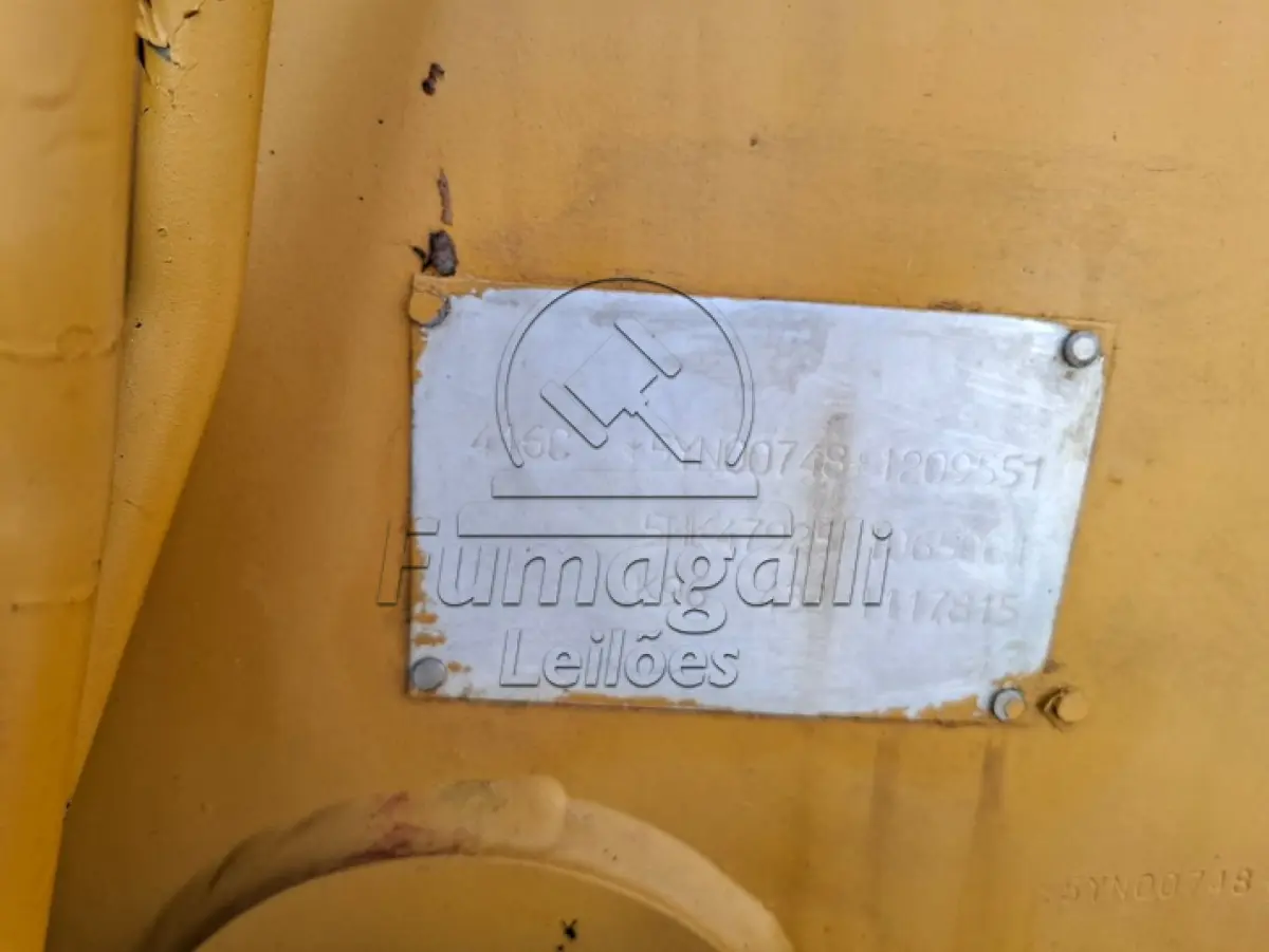 LOTE 001 - Carregador caterpilar sob esteiras . Ano aproximado 1980, Equipado com motor MB 366.