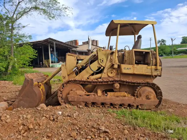 Carregador caterpilar sob esteiras . Ano aproximado 1980, Equipado com motor MB 366