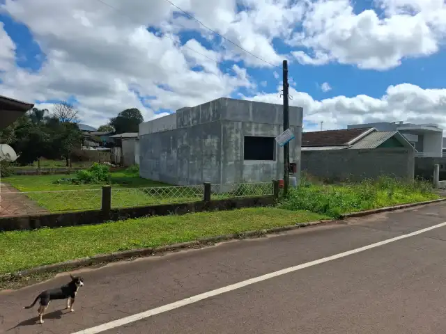 Um terreno e uma construção urbana em Barão De Cotegipe, com área de 300,16 e 95,09 m².