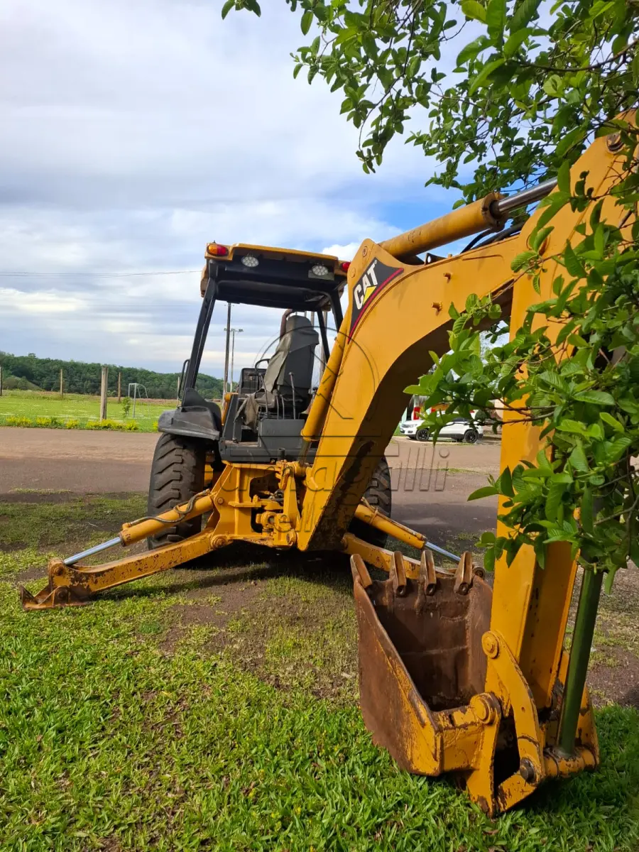 LOTE 001 - Retroescavadeira caterpilar 416 4x2 ano 1997