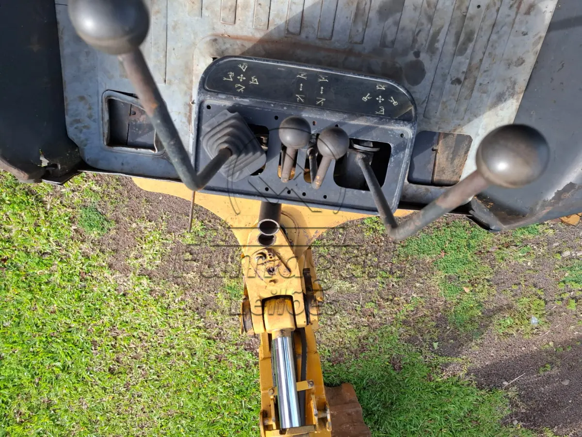 LOTE 001 - Retroescavadeira caterpilar 416 4x2 ano 1997