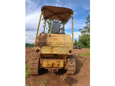 LOTE 001 - Carregador caterpilar sob esteiras . Ano aproximado 1980, Equipado com motor MB 366.