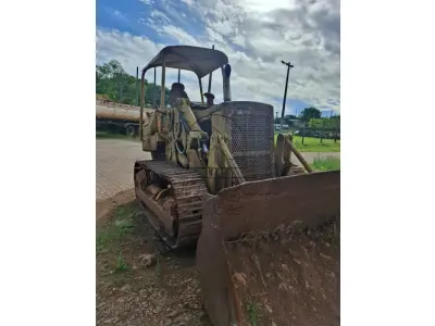 LOTE 001 - Carregador caterpilar sob esteiras . Ano aproximado 1980, Equipado com motor MB 366.