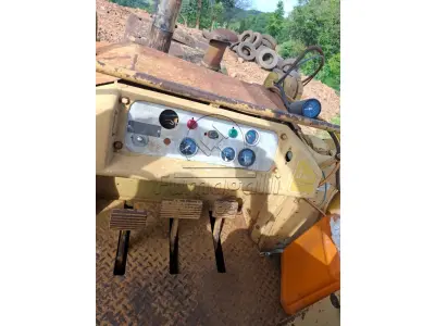 LOTE 001 - Carregador caterpilar sob esteiras . Ano aproximado 1980, Equipado com motor MB 366.