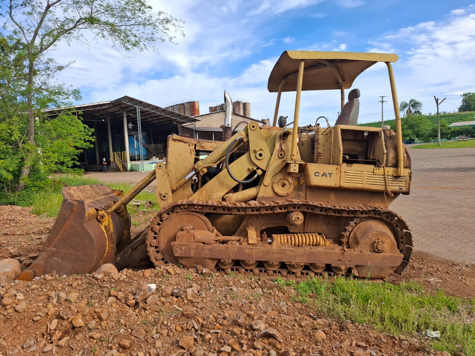 Carregador caterpilar sob esteiras . Ano aproximado 1980, Equipado com motor MB 366