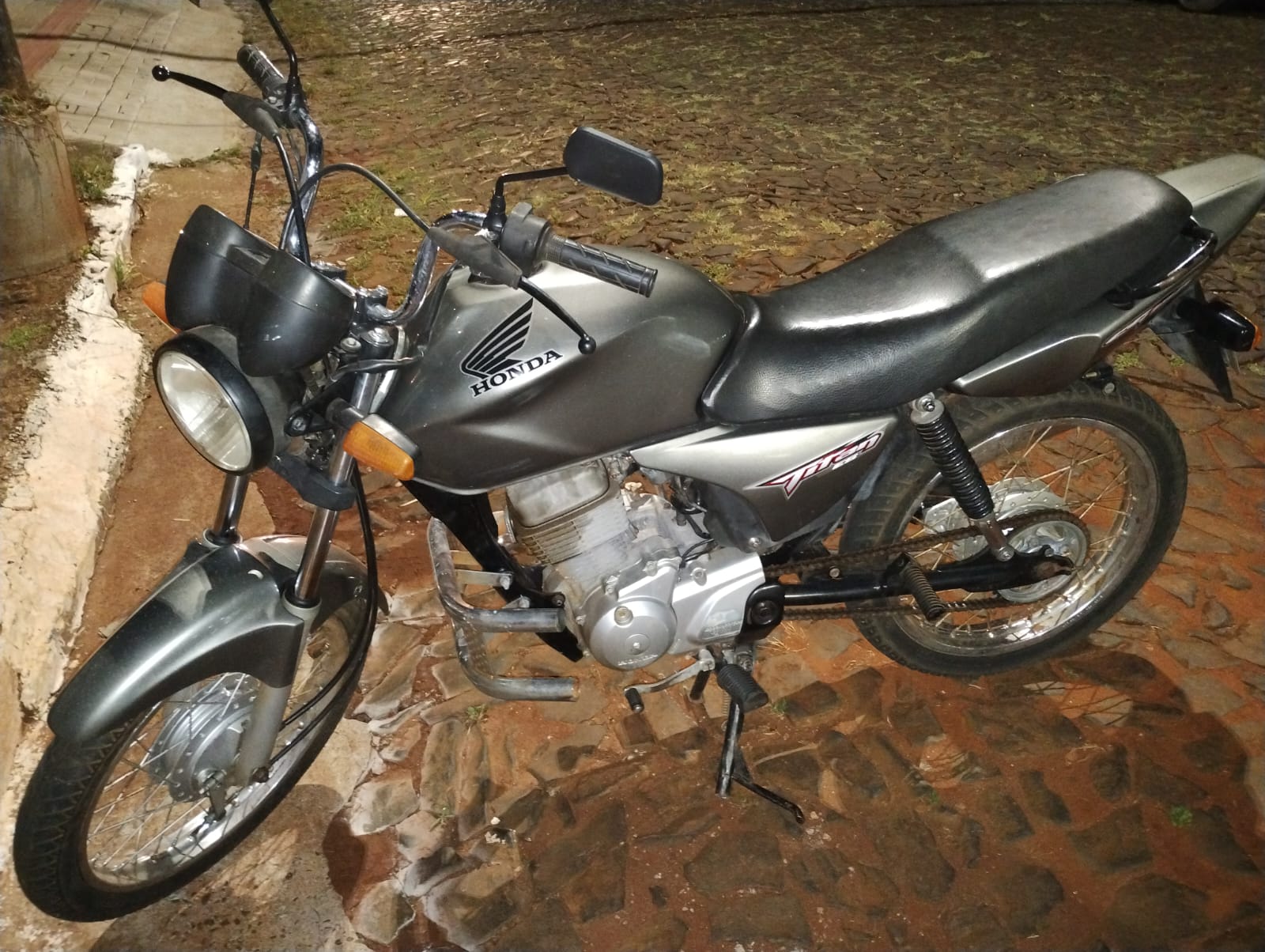 Motocicleta Honda/CG 150 Titan KS, placa IPG1116, cor cinza