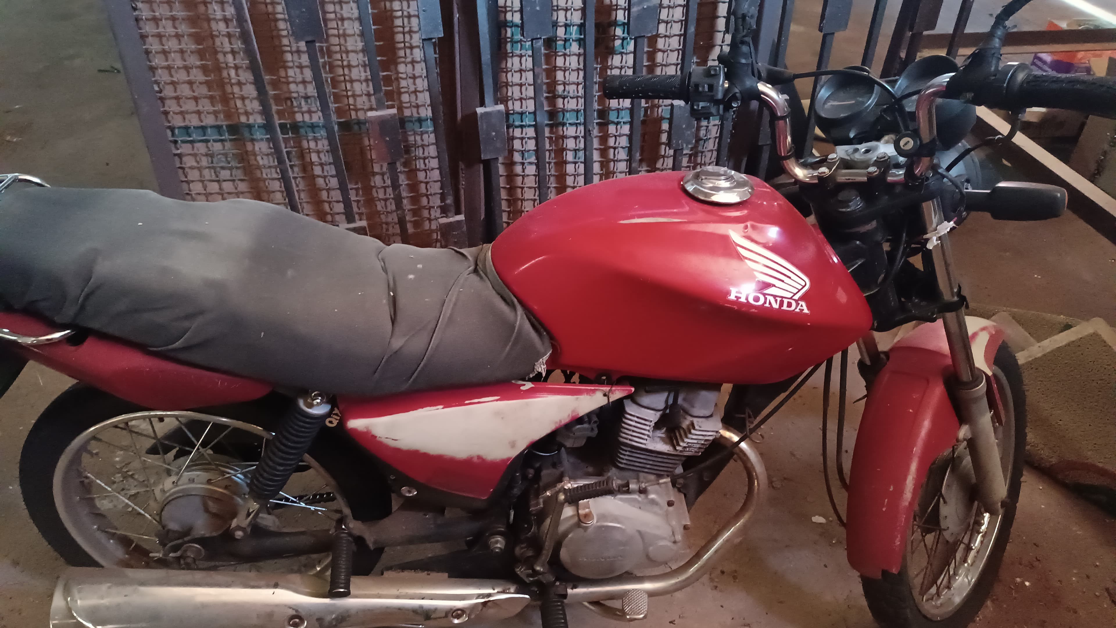 UMA MOTOCICLETA HONDA CG150 TITAN KS, COR VERMELHA, ANO 2008/2008